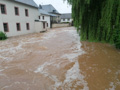 Das Wehr vor der Nimsbrücke ist um 18.00 Uhr bereits fast vollständig mit Wasser bedeckt., Bild: EL